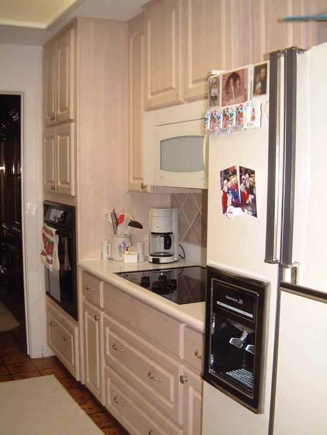 2003/12(Dec)/01-Pre Christmas Fun/640x480_2003-12-20-10-New-Kitchen.JPG